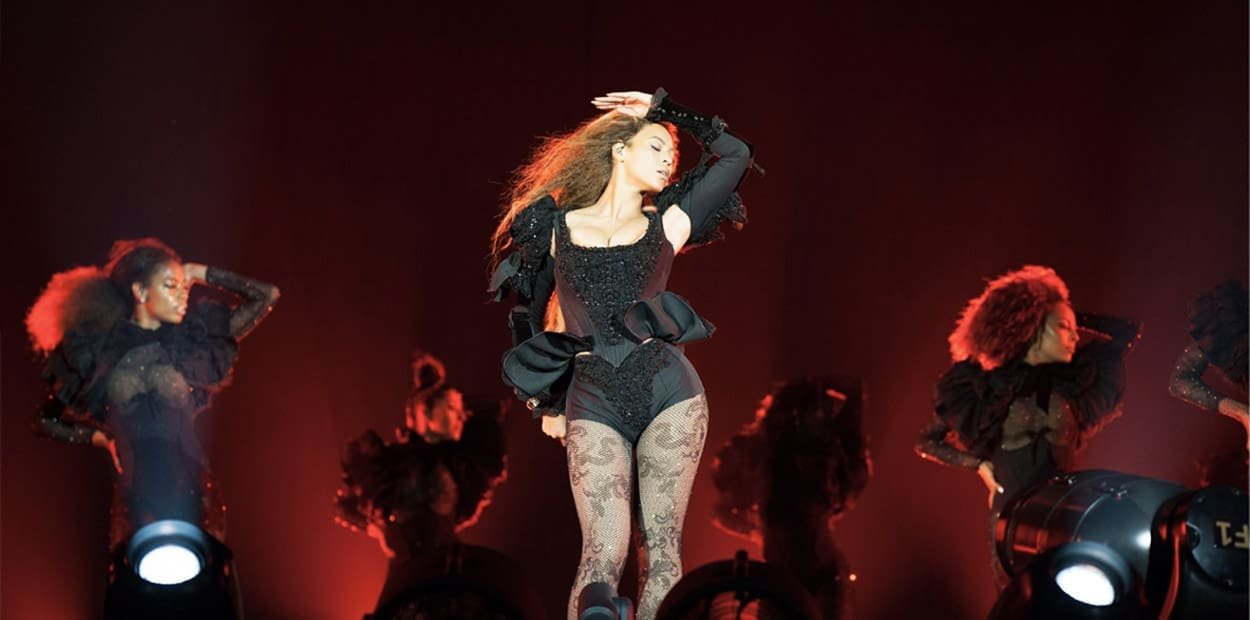 Beyoncé invited fans on stage to dance to “Single Ladies” and they totally slayed